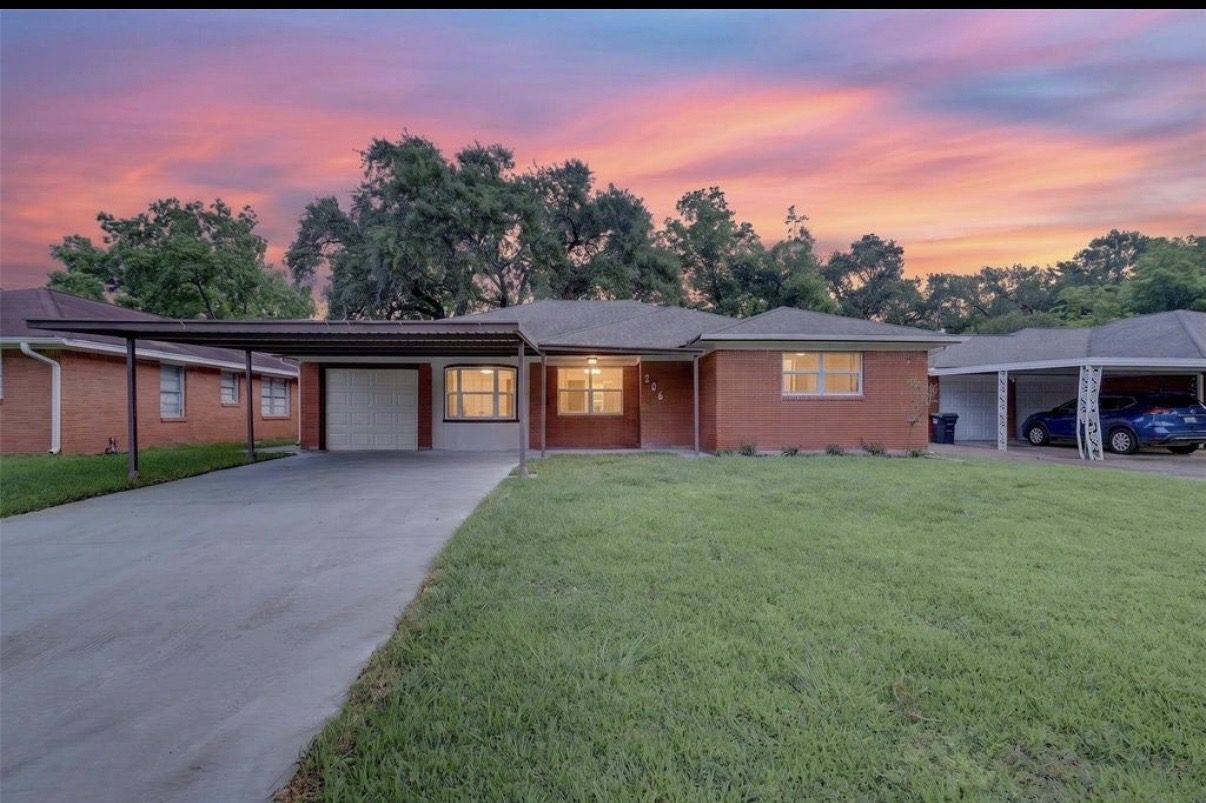 206 Mockingbird Lane